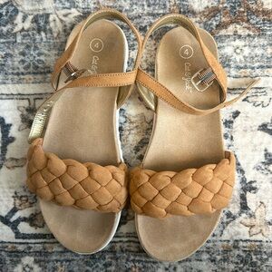 Strap girls sandals in brown. Size 4, youth,